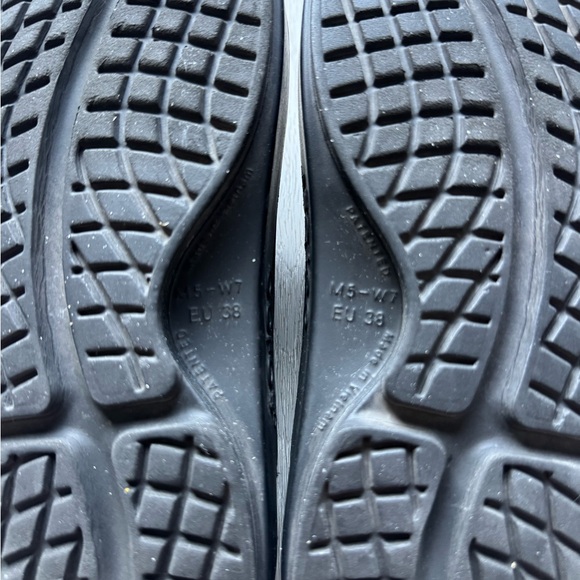 Oofos slide size womens 7 lightly used. - Picture 6 of 6